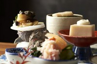 【先付】

【八寸】
・季節の八寸盛り

【造り】

【温菜】
・焼物
・煮物
・蒸し物
・天麩羅

【食事】
・炊込み御飯

【甘味】
