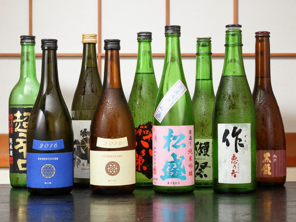 ふたり寄り添い仲睦まじく、お酒をいただいて