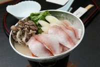 年中お出ししているお鍋は月毎に地方の食材や郷土料理鍋をリサーチし、板長がアレンジをしております。お鍋に合った地酒も一緒に楽しむことができます。