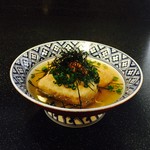 胡麻をあたり鉢ですり、昆布出汁、吉野葛を使用して40、50分と板長自身の手で練り、時間と手間をかけた逸品です。