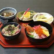 ５種の鮮魚の海鮮丼を含め２つの海鮮丼を楽しめる、お得なセットコース

①海鮮丼　
②づけ丼　
③煮魚　
④揚げ物　
⑤生麩田楽　

※季節により食材は変わります。