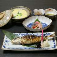 ①お通し（2品）　
②焼魚　
③刺身又は揚げ物　
④鍋　
※季節により食材は変わります。