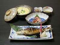 ①お通し（2品）　
②焼魚　
③刺身又は揚げ物　
④鍋　
※季節により食材は変わります。