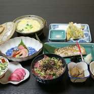①お通し（2品）　
②焼魚　
③刺身　
④揚げ物　
⑤酢の物　
⑥鍋　
⑦食事　
※季節により食材は変わります。