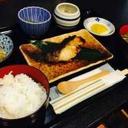 小鉢、茶碗蒸し、味噌汁、ごはん（白米or雑穀米or麦ごはんなどから選択、一膳までお替わりできます）