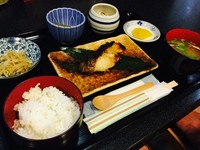 小鉢、茶碗蒸し、味噌汁、ごはん（白米or雑穀米or麦ごはんなどから選択、一膳までお替わりできます）