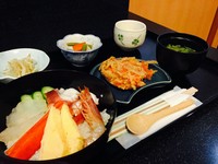 小鉢、茶碗蒸し、味噌汁、ごはん（白米or雑穀米or麦ごはんなどから選択、一膳までお替わりできます）海鮮丼は白米です。（酢飯ではありません）