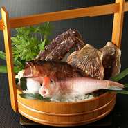 すべての食材にこだわり、全国から第一級の素材を取り揃え。なかでも、A5等級のみの黒毛和牛、築地で仕入れる鮮魚、信州産と北海道産そば粉を独自ブレンドした手打ちそばが自慢。名物の『そば懐石』などでどうぞ。