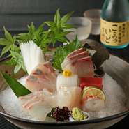 生酒、樽酒、お燗に合う辛口、すっきりとした冷酒など、幅広い味わいの日本酒をラインナップ。米処・新潟県村上市の大洋酒造が醸す、オリジナルの生酒も評判。熊本県の「房の露」によるオリジナル焼酎もあります。
