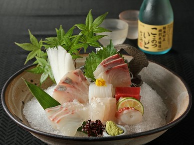 店オリジナルの生酒『ここのついど』をはじめ、魅惑の地酒が集う