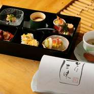 古民家風の空間に広いテーブル席を配した「母屋」は、一人でのご利用も快適。季節の味覚と自慢の手打ちそばの両方を楽しめる贅沢な『そば御膳』をはじめ、昼・夜ともに魅力的なメニューが豊富に揃います。　
