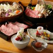 サシの入り方が絶品のA5黒毛和牛霜ふり肉を、厚鍋を用いて炭火ですき焼きに。繊細な火入れにより、極上肉の旨みがさらに増し、とろける美味と食感。季節食材の前菜、〆の自慢の手打ちそばもお楽しみ！