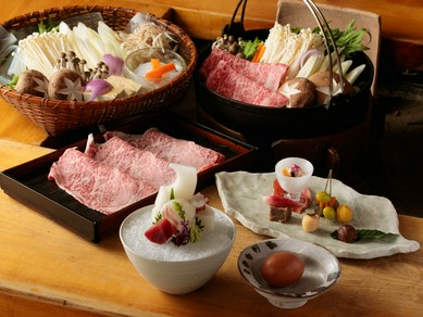 美しい霜ふり牛肉をいろり焼きで愛でる贅沢『すきやきコース』