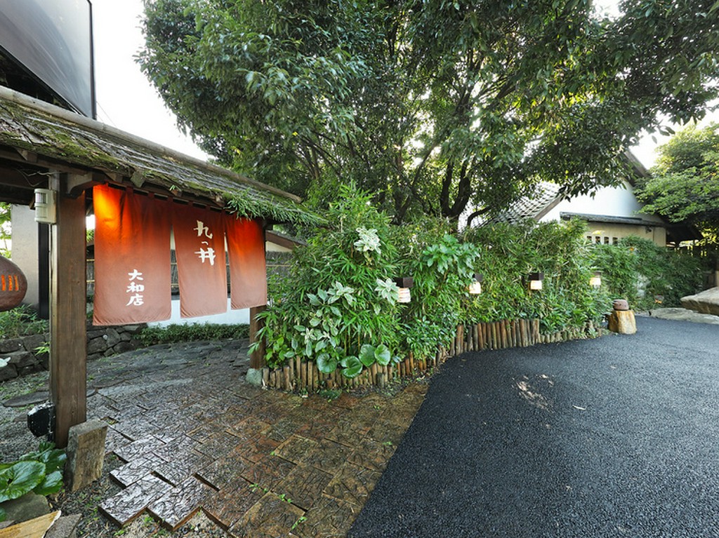 趣のある門をくぐり、静かな別世界へ