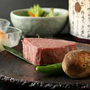 懐石、そば、季節の料理とも、吟味を重ねた食材を使用。牛肉は近江牛や松坂牛などの最上等級A5の黒毛和牛のみ、魚介や野菜は築地市場などで旬の一番いいものを厳選仕入れ。日本各地の季節の味覚を満喫できます。