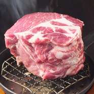 上質な赤身と融点の低さで、牛をも上回る旨みがある「松坂ポーク」や、きめ細やかな肉質と上品な美味しさが人気の「長谷川自然豚」など、日本各地から選りすぐった豚肉を堪能できます。