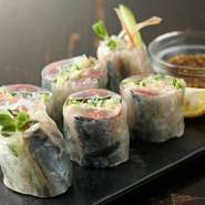 「〆鯖とアボカド」「〆鯵と香味野菜」など、日本の味にも精通する鮮魚と野菜などの素材で新感覚の味を演出します。