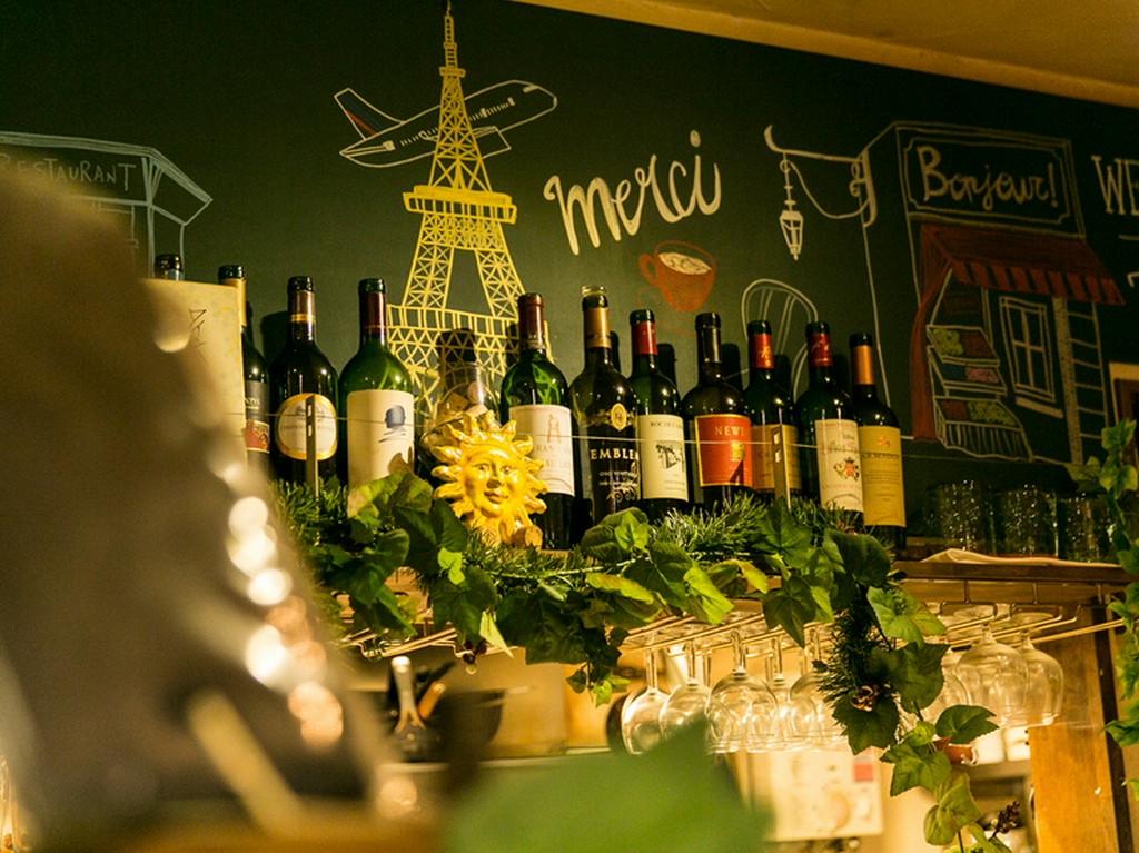 ビストロ料理に合うフランス産を中心に、ボトル2800円〜！