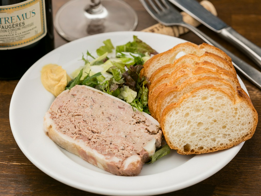 鴨肉も入る贅沢さ。シェフのスペシャリテ『田舎風お肉のパテ』