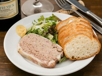 鴨肉も入る贅沢さ。シェフのスペシャリテ『田舎風お肉のパテ』