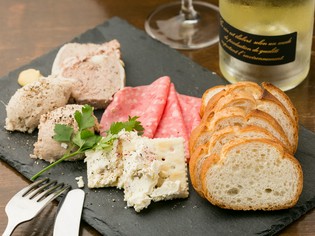 ワインに合うお肉の前菜が集う『お肉屋さんのオードブル盛合せ』