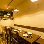 おいしい料理とワインを囲んで、大切な人と語らい、笑い、和むのにぴったりのお店。本場のビストロのように、普段使いから特別な日の食事まで、オールラウンドに楽しめるのが魅力。知っておくと、重宝する一軒です！