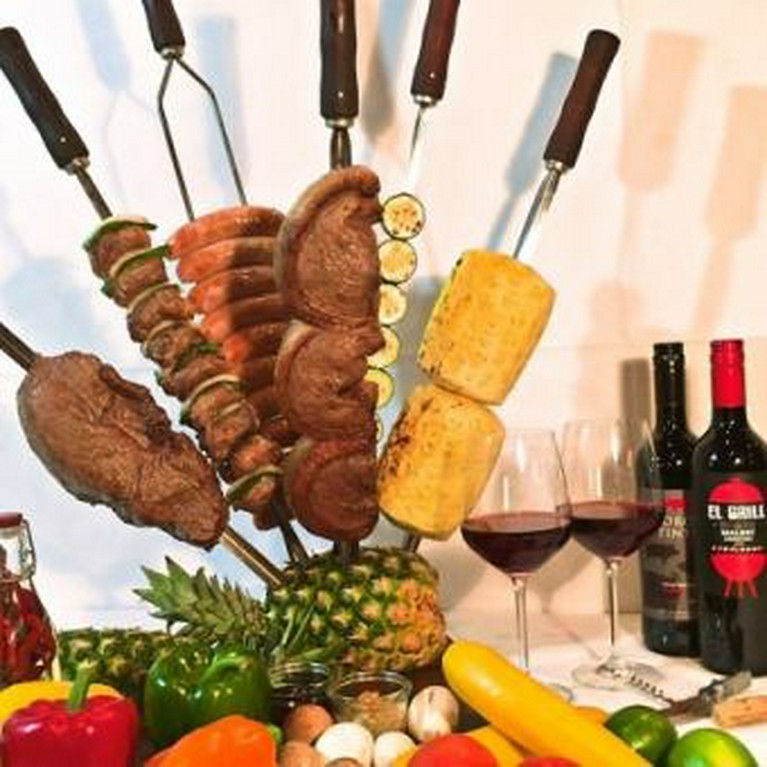 豪快な肉の塊、新鮮なフルーツなど、元気食材がいっぱい！