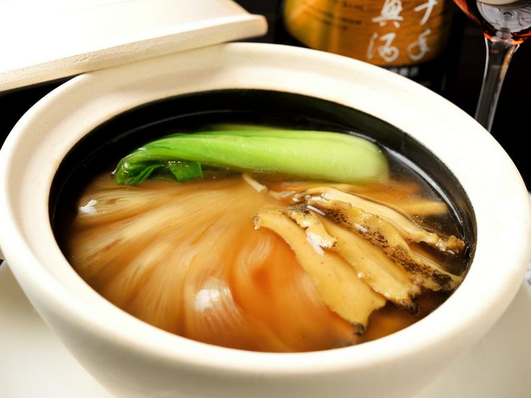 旨味を引き出したゼラチン質たっぷりの『ふかひれと鮑の土鍋煮』