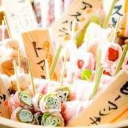 当店のおすすめは何と言っても串焼き！なかでもお店で一本一本手打ちする"巻き串"は、お肉だけでなく野菜もたっぷり摂れる！と女性からも好評です。『万ネギ豚巻き』や『レタス豚巻き』など、種類も豊富で選ぶのが楽しくなります。