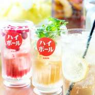 日本酒は定番で人気の獺祭や冩楽をはじめ、静岡の地酒『誉富士』などをご用意しております。焼酎も茜霧島、天孫降臨など、厳選銘酒を取り揃えております。さらに約50種以上のドリンク飲み放題もございます！日本酒や焼酎を含む充実の内容です。