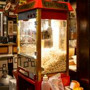 一歩お店に足を踏み入れると、食欲をそそる香ばしい香りが…！当店では、ポップコーンをお通しでお出ししております。（お一人様100円で、2人前～おかわりもOK）こちらのポップコーンのテイクアウトが可能です！程よい味付けで、ついつい手が伸びてしまう美味しさ！※テイクアウトはベースのコンソメ味のみとなります。