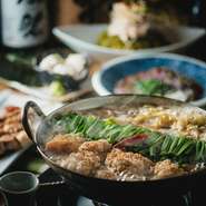 様々な宴会に最適なコースをご用意！飲み会ならモガル！と、何度でも通いたくなるような魅力溢れるコースが全5種！シーンやご予算に応じてお選びいただけます。2H飲み放題付で3,500円～とコスパも◎！お料理だけでなく座敷席やソファー席、そして個室と、多彩な席があるのも魅力的！