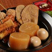 静岡名物のおでんも大好評。醤油ベースの汁でじっくり煮込むので、じわっと染み入る旨さに。煮汁の黒さに反し、あっさり優しい味で、具の持ち味を楽しめるのも◎。削り節・青海苔などをつけてどうぞ。　