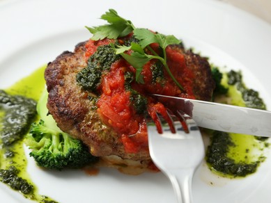 肉の旨味が凝縮された『仔羊のハンバーグステーキ　南欧風バジルトマトソース』