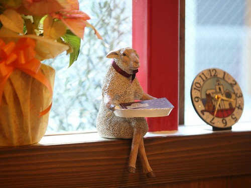 優しく店内を見守っているキュートな羊の人形