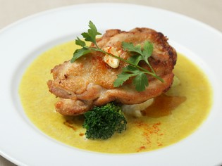 じっくりと煮込んだ風味豊かな『インド風若鶏の煮込み』