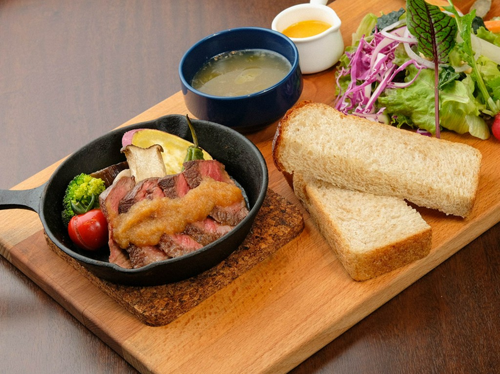 ジューシーな美味しさ『国産牛グリルステーキ』