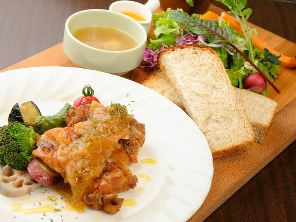 豊富に含まれる肉の水分が、美味しさの決めて！『大山鶏のグリル』