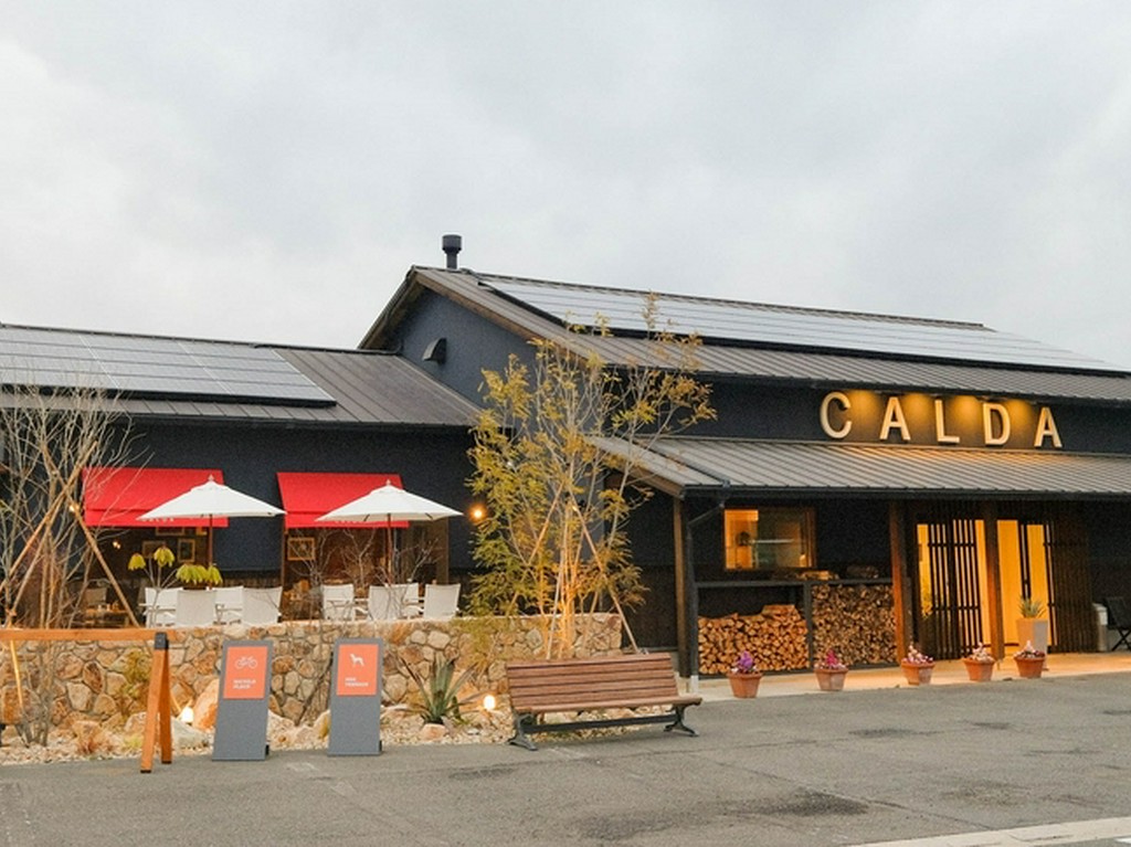 深みのある黒い外観と赤い屋根が印象的