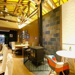 冬の間ずっと、薪をくべられ大活躍の暖炉