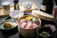 とろけるような味わいの上ロースステーキは、ご自身で焼いていただきます。
しぐれまぶしに、ミディアムに焼いたお肉をのせて、薬味とご一緒にお楽しみください。