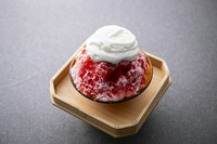 奈良の最高級いちご、古都華。糖度と酸度が高く濃厚な味わいが特徴のいちごだから、糖分をできるだけ押さえました。まるで、「いちご」なかき氷です。

ハーフサイズ：660円