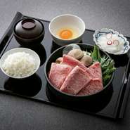 ・大和牛A４肩ロース
・白きくらげ
・十津川ぶなしめじ
・大鉄砲豆冨
・手焼き麩
・青ねぎ
・季節の青菜
・うどん

90g：3,190円
お肉大盛り150g：4,290円