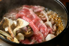 松茸と大和牛。厳選された素材だけを贅沢に味わう、至福のひとときをお届けします。