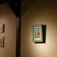 店内は奈良の町家をイメージした、オシャレでシックなデザイン。ところどころに鹿の絵や、奈良に由来のある画家の絵などが飾ってあります。しっとり落ち着いた夜を過ごすことができそうです。