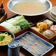 お酒の邪魔をしないすっとしたスープに薄切りむね肉をしゃぶしゃぶ。肉が旨味を吸って美味しさが増す魔法にかかれば、お酒も一緒に進んでしまいます。ビール、日本酒はもちろんですが白ワインとも好マッチング。