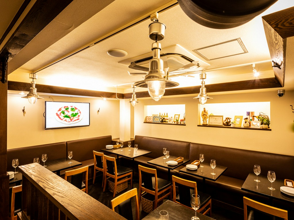 家族の団欒に。ファミリーで利用できる広々としたテーブル席