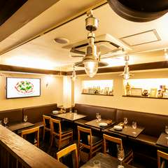 家族の団欒に。ファミリーで利用できる広々としたテーブル席