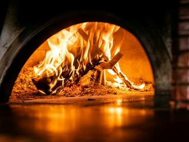 熟練の窯職人が手掛けたという特注の薪窯で焼きあげるピッツァ