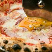 かつて「麻布十番の巨匠」としてテレビ番組に2回出演した坂本氏。その際に取り上げられた自慢の料理です。焼きたてが目の前に運ばれ、カットされた瞬間にトロリとあふれ出す半熟卵の濃厚な味わいがたまりません。